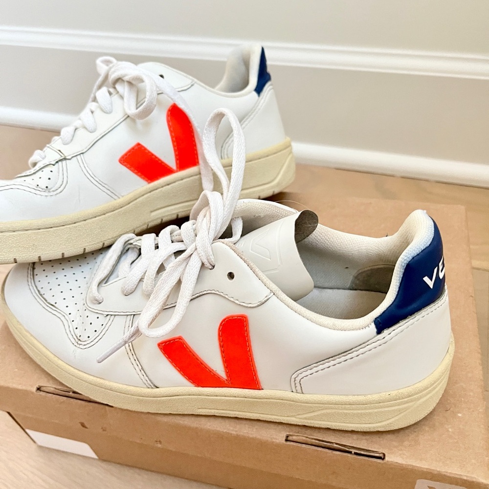 VEJA women’s 7 extra white leather sneakers shoes orange flou V-10